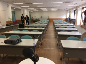 ビシッと机の設営です。